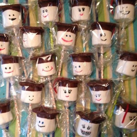 Graduation Cap Treats, Preschool Graduation Snack Ideas, College Graduation Dessert Table Ideas, Kindergarten Graduation Treats, Preschool Graduation Food Ideas, Preschool Graduation Treats, Homecoming Treats Ideas, Graduation Sweets Ideas, Graduation Brownies Ideas