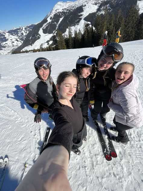 school ski trip. friend photo ideas. austria. Skiing School Trip, School Ski Trip Aesthetic, School Ski Trip, School Trip Aesthetic, Ski Trip Aesthetic, Friend Photo Ideas, Ski Aesthetic, Trip Aesthetic, Sk Ii