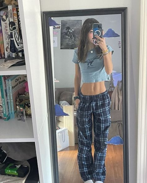 Sleeping Pants Outfit, Plaid Pyjama Bottoms Outfit, Outfit With Pajama Pants, Pajama Pants School Outfit, Plaid Pyjama Bottoms Aesthetic, Night Pants Outfit, Styling Pajama Pants, Cute Outfits With Pajama Pants, Pj Pants Outfit Aesthetic