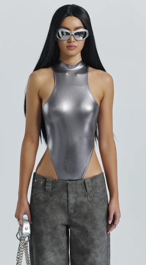 Silver Bodysuit, Silver Outfits, Metallic Bodysuit, Techno Fashion, Look Festival, Futuristic Fashion, Looks Chic, New Tops, High Cut