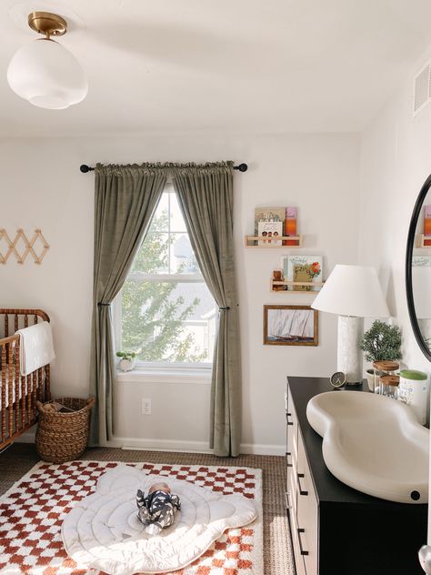 Nursery With Checkered Rug, Retro Nursery Vintage, Neutral Cozy Nursery, Modern Eclectic Nursery, Nursery In Rental Home, Cottage Themed Nursery, Checkered Rug Nursery, Vintage Nature Nursery, Small Apartment With Baby