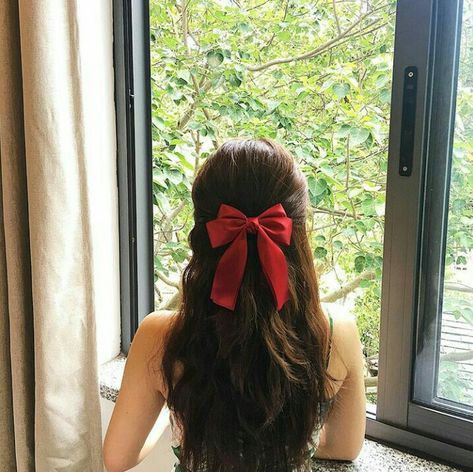 Red Hair Ribbon, Red Hair Bow, Red Brown Hair, Bow Hairstyle, Ribbon Hairstyle, Trendy Hairstyle, Christmas Hairstyles, Hair Ribbon, Trending Hairstyles