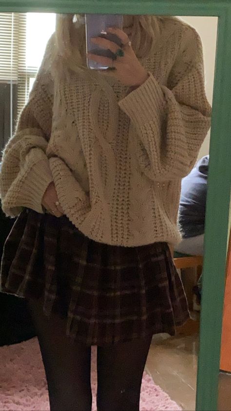 Aesthetic Oversized Sweater, Winter Outfits Plaid Skirt, Sweater With Plaid Skirt, H&m Plaid Skirt, Comfy Cute Aesthetic Outfits, Crop Sweater And Skirt Outfit, Skirt And Jumper Outfit Aesthetic, Mini Skirt And Oversized Sweater, Brown Skirt And Sweater Outfit