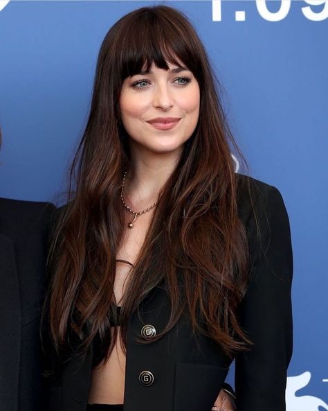 Dakota Johnson Hair, Dark Auburn Hair, Brown Hair Inspo, Long Hair With Bangs, Auburn Hair, Hair Inspiration Color, Hair Color Dark, Dark Brown Hair, Dakota Johnson