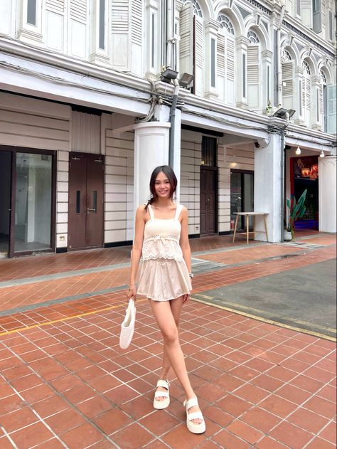 brunch date, feminine style, lace, zara crochet top, thrifted mini skirt, monochrome, neutrals, chunky platforms, cream picnic handbag, poses inspiration Poses With Handbag, Handbag Poses, Mini Skirt Poses, Skirt Poses, Zara Crochet Top, Brunch Date, Flatform Sandals, Charles Keith, Chunky Platform