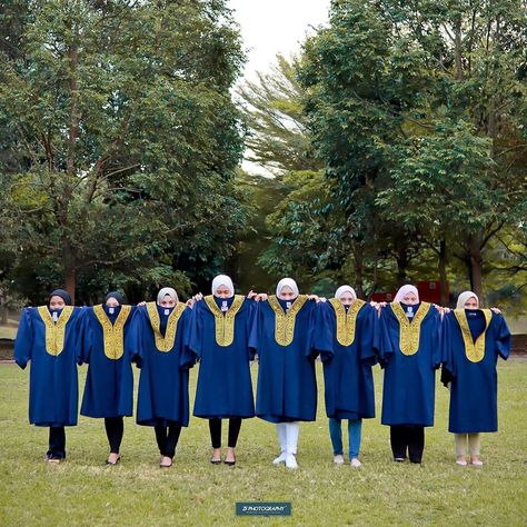 Grad Group Photo Ideas, Pre Convo Photoshoot Idea Group, Convo Photoshoot Idea, Pre Convo Photoshoot Idea, Convocation Dress Graduation, Graduation Group Photo Ideas, Graduate Poses, Convo Ideas, Pre Graduation Photoshoot