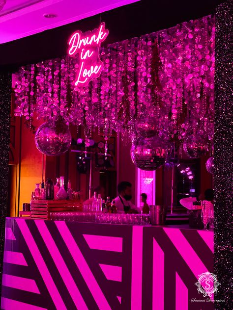 Club Style Birthday Party, 21st Birthday Club Theme, Pink Cocktail Bar, Night Club Theme Party Ideas, Nightclub Party Ideas, Neon Cocktail Party, Cocktail Party Decorations Night, Club Theme Party Ideas At Home, Club Theme Party Ideas