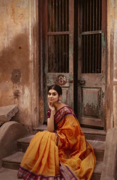 Street Fashion Photoshoot, Retro Photoshoot, Sisters Photoshoot Poses, Simple Saree Designs, Creative Fashion Photography, Saree Poses, Vintage Photoshoot, Portrait Photography Women, Indian Photoshoot