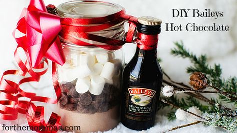 Baileys Hot Chocolate Recipe Perfect Holiday Gift + Free Printable Mini Baileys Bottle Gift, Baileys Hot Chocolate Gift, Diy Baileys, Baileys Hot Chocolate Recipe, Christmas Alcohol Gifts, Hot Chocolate Baileys, Baileys Hot Chocolate, Hot Chocolate Gift Basket, Soup Gifts