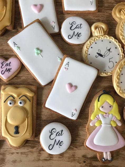 Galletas Alice in Wonderland Alice In Wonderland Tea Party Birthday, Alice In Wonderland Cakes, Onederland Birthday Party, Disney Cookies, Alice Tea Party, Alice In Wonderland Birthday, Alice In Wonderland Tea Party, First Birthday Themes, Pretty Cookies