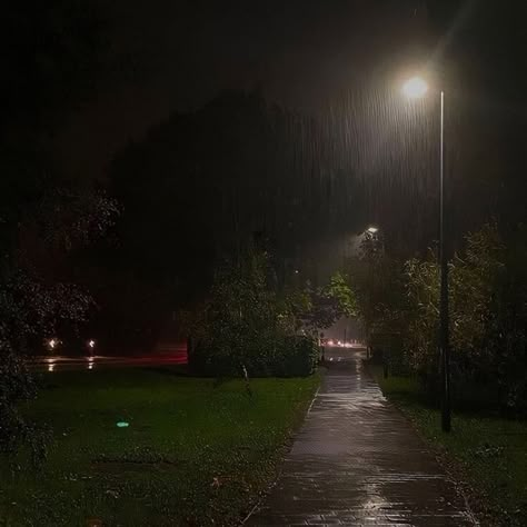 Quiet Photos Aesthetic, Raining Aesthetic, Pretty Rain, Rain At Night, Quiet Photos, Rain Pictures, Rain Aesthetic, Rainy Day Aesthetic, I Love Rain