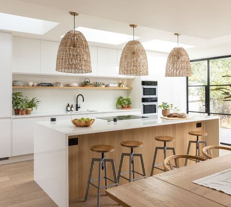 Wicker Chandelier, Chair Minimalist, Scandi Kitchen, Coastal Kitchen Design, Handleless Kitchen, Kitchen Tiles Design, Open Plan Kitchen Living Room, Chandelier Modern, Home Luxury