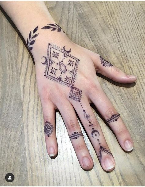 Jagua Henna, Jagua Tattoo, Cultural Patterns, Red Henna, Scale Tattoo, Hand And Finger Tattoos, Symbolic Art, Mehndi Images, Beautiful Tattoo