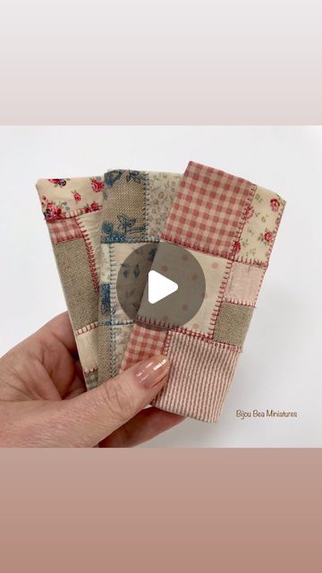 Suzanne Beattie on Instagram: "Follow me as I make some new vintage style mini patchwork quilts … both quilts and matching pillows available in my Etsy shop now 😊🙋🏼‍♀️#miniatures
#miniaturesofinstagram
#dollhouse
#dollhouseaccessories#miniaturist
#puppenhaus #dockhus#dollshouse #dollhouseminiatures #dollhousedecor #moderndollhouse#1inchscale#dollhousetherapy#maisondepoupee#poppenhuis#dollhousereno#miniature#miniaturehouse#stylingmydollhouse #12thscale #oneinchscale#tinythings#miniatura#dollhousefurniture#dukkehus#dollhousesofinstagram#modernpoppenhuis #casademunecas #quiltsofinstagram #quiltersofinstagram" Modern Dollhouse, Dollhouse Decor, Dollhouse Accessories, New Vintage, Patchwork Quilts, Dollhouse Miniatures, Doll House, Shop Now, Vintage Fashion