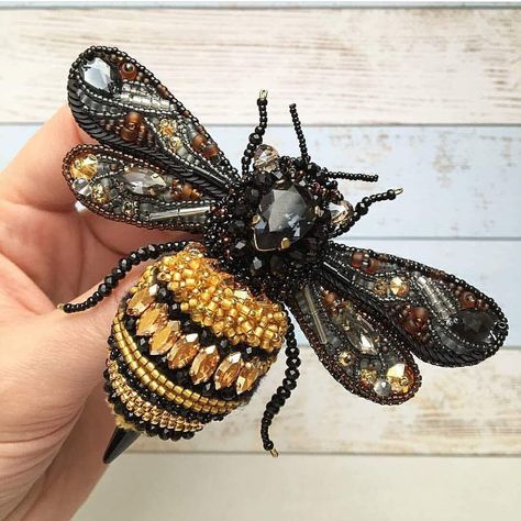 Bee Inspired, Bee Brooch, Insect Jewelry, Bee Art, Bead Embroidery Jewelry, Beaded Animals, Embroidery Jewelry, Gold Work, Brooches Handmade