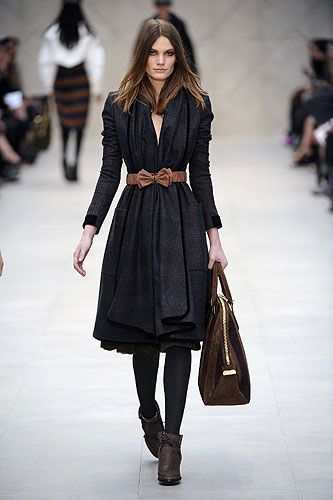 Great coat and belt Long Tweed Coat, Runway Inspiration, Burberry Outfit, Burberry Coat, Model Call, Burberry Prorsum, Fall Favorites, Classy And Fabulous, Winter Style