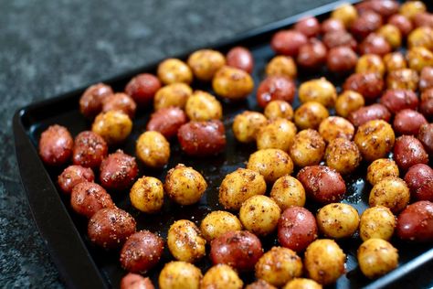 Roast Mini Potatoes In The Oven, Oven Baked Mini Potatoes, Roasted Tiny Potatoes In Oven, Tiny Red Potatoes Recipe, Bite Sized Potato Recipes, Mini Roasted Potatoes In Oven, Roasted Mini Red Potatoes, Bite Size Potato Recipe, Roasted Mini Potatoes Oven