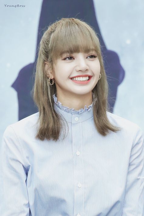 LISA — BLACKPINK FANSIGN #Lisa #LalisaManoban #Blackpink Lisa Bp, Lisa Blackpink Wallpaper, Hair Stylist Life, Kim Jisoo, Blackpink Photos, Blackpink Fashion, Lalisa Manoban, Blackpink Lisa, Powerful Women