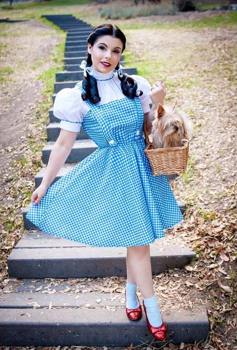 Chucky Outfit, Dorothy Oz, Dorothy Halloween Costume, Clown Costume Women, Dorothy Wizard Of Oz, Top Cosplay, Womens Cosplay, Clown Costume, Halloween Outfit