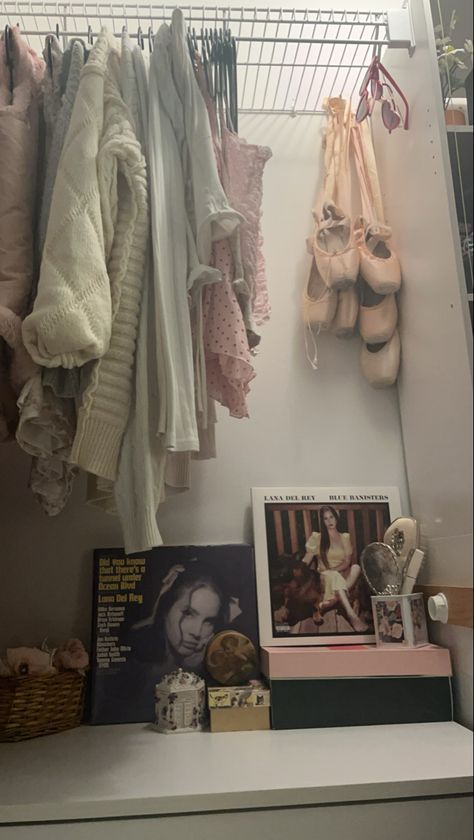 Ballet Academy Aesthetic, Aesthetic Dorm Rooms, Ballet Room, Academy Aesthetic, Ballet Academy, Coquette Style, Girl Closet, Digital Diary, Ballet Dancers