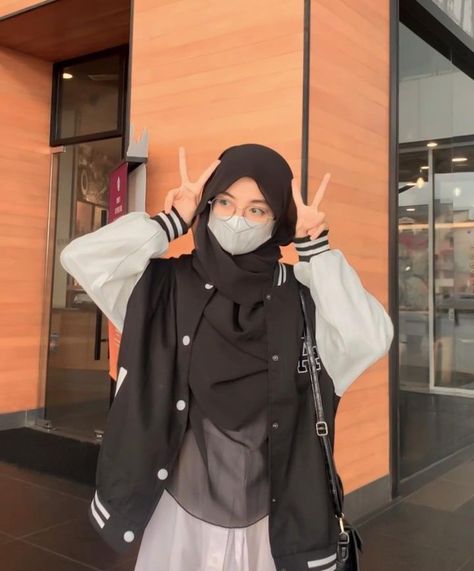 Hijab Outfit Aesthetic, Ootd Muslim, European Style Outfits, Muslim Women Clothing, Foto Cewek Hijab Aesthetic, Ootd Hijab Style, Seluar Ketat, Teenage Clothing, Muslimah Outfit