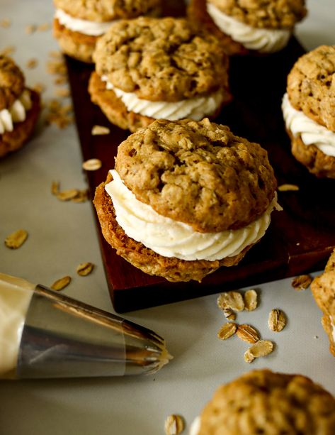 Homemade Soft Chewy Oatmeal Cream Pie Recipe: - Tiny Farm Big Family Diy Oatmeal Cream Pies, Oatmeal Cream Pie Recipe, Oatmeal Cream Pie, Oatmeal Pie, Diy Oatmeal, Oatmeal Creme Pie, Tiny Farm, Oatmeal Cream Pies, Homemade Oatmeal