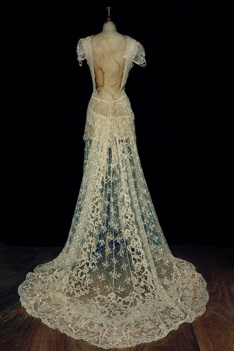 Galliano Wedding Dress, Vintage Wedding Dress 1920s, Lace Wedding Veils, Vintage Lace Wedding Dresses, Vintage Lace Gowns, French Wedding Dress, Antique Wedding Dresses, 1920s Wedding Dress, Old Wedding Dresses