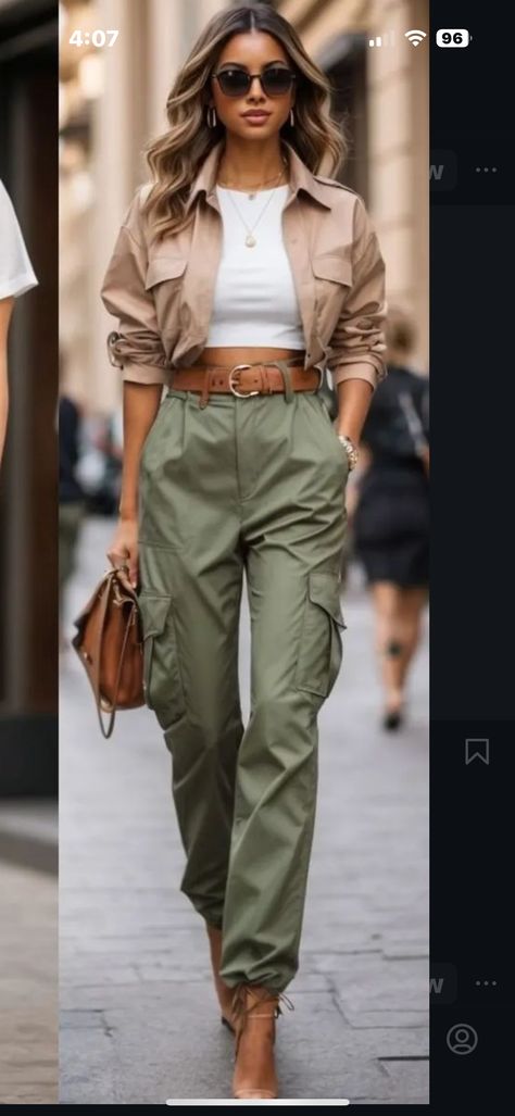 Stylish Tops For Women Classy, Loafers Style, Green Pants, Looks Chic, Style Mistakes, Fall Fashion Trends, Heel Type, Product Photos, Outfits Casuales