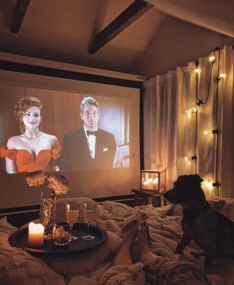 at home date night Indoor Movie Night, Diy Tapis, Home Cinema Room, Foyer Modern, Decorate Entryway, Pallet Decorations, Festival Bride, Movie Projector, Valentines Decorations