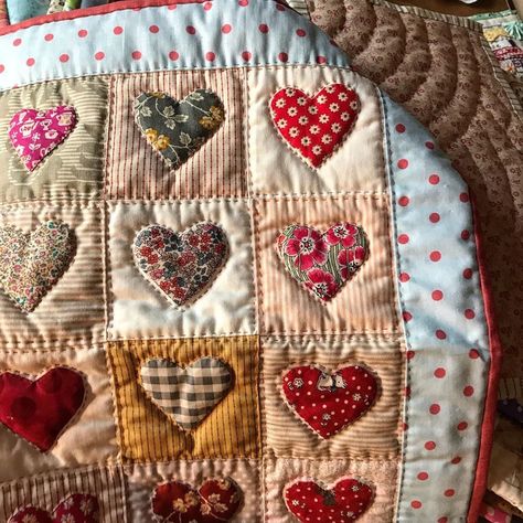 How To Sew A Quilt, Sewing Aesthetic Ideas, Quilting Aesthetic, Quilt Aesthetic, Quilted Decor, Cottagecore Quilt, Hand Sewn Quilt, Heart Patchwork, Quilt Heart