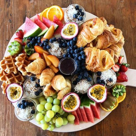 Breakfast Platter Ideas, Bridal Breakfast, Breakfast Boards, Bagel Bar, Fruit Platters, Diy Breakfast, Platter Ideas, Jam Jam, Xmas 2024