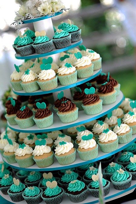 Teal Cupcakes, Hiasan Perkahwinan, Cupcake Tower Wedding, Purple Cupcakes, Idee Babyshower, Cake Mini, Torte Cupcake, Cupcakes Decorados, Cupcake Tower