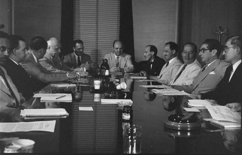 How to Lead and Run a Meeting Enola Gay, Manly Stuff, Quiet People, Vintage Business, Leadership Management, Art Of Manliness, Man Stuff, Man Standing, Business Meeting