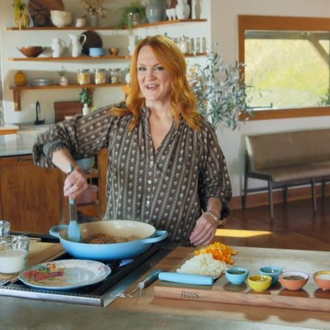 Ree's Easy-To-Make One-Pot Cajun Chicken Alfredo! 🍗 | The Pioneer Woman | Boneless chicken, veggies, pasta and cheese come together to make The Pioneer Woman - Ree Drummond's one-pot cajun chicken alfredo! 🤤 #ThePioneerWoman | By Food Network UK | Facebook Pioneer Woman One Pot Cajun Alfredo, One Pot Cajun Chicken Alfredo Pioneer Woman, Pasta And Cheese, Veggies Pasta, Cajun Chicken Alfredo, Pioneer Woman Ree Drummond, Chicken Alfredo Recipes, Chicken Veggies, Chicken Alfredo Pasta