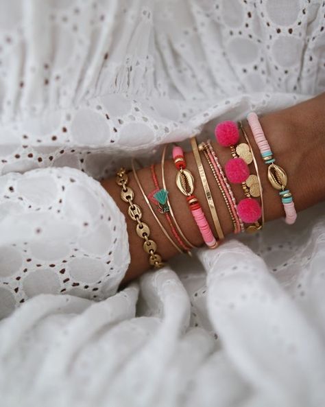 Bijoux fantaisie | Bijoux fantaisie tendance 2019. Promo bijoux fantaisie. Mode bijoux. Colliers fantaisie, sautoirs, bracelets et bagues tendance pas cher Bracelets Preppy, Preppy Bracelets, Inexpensive Jewelry, Preppy Jewelry, Jewelry Accessories Ideas, Bracelets And Necklaces, Casting Jewelry, Diy Crafts Jewelry, Jewelry Photography