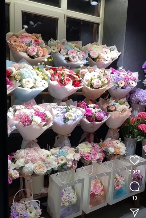 Flower Bouquet Display Ideas, Bouquet Shop Design, Flower Shopping Aesthetic, Flowers Store Design, Shopping Store Aesthetic, Florist Display Ideas, Flower Business Aesthetic, Florist Shop Interior Window Displays, Flower And Gift Shop Ideas