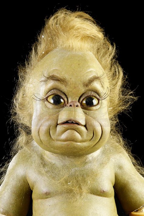 HOW THE GRINCH STOLE CHRISTMAS (2000) - Animatronic Baby Grinch Puppet - Price Estimate: $2000 - $3000 Immagini Grinch, The Grinch Movie, Le Grinch, Baby Grinch, Mr Grinch, Koci Humor, The Grinch Stole Christmas, Crazy Funny Pictures, Grinch Stole Christmas