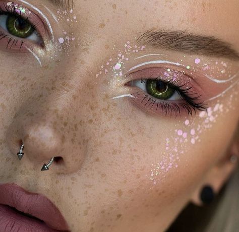 Fairly Make Up, Glitter Gel Makeup Looks, Nature Inspired Makeup Looks, Celestial Fairy Makeup, Elf Custome Halloween, Enchanted Forest Outfit Ideas Casual, High Fae Makeup, Alien Rave Makeup, Fairy Costume Makeup Glitter