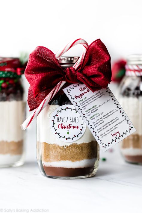 Christmas cookies in a jar with free printable recipe card Chocolate Peppermint Cookies In A Jar, Christmas Cookies In A Jar, Jar Food Gifts, Cookie Jar Gifts, Young Enterprise, Diy Christmas Cookies, Cookies In A Jar, Recipe Cards Printable Free, Mason Jar Christmas Gifts