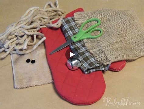 DIY Oven mitt Santa | Come join me tonight at 9:15 pm (EST) for some crafting fun! You are not going to want to miss this one, its cute!!  
#christmas #santa  #crafts... | By Burlap KitchenFacebook Christmas Santa Crafts, Diy Oven, Burlap Kitchen, Santa Crafts, Dollar Tree Christmas, Fun Craft, Oven Mitt, Oven Mitts, Tree Christmas