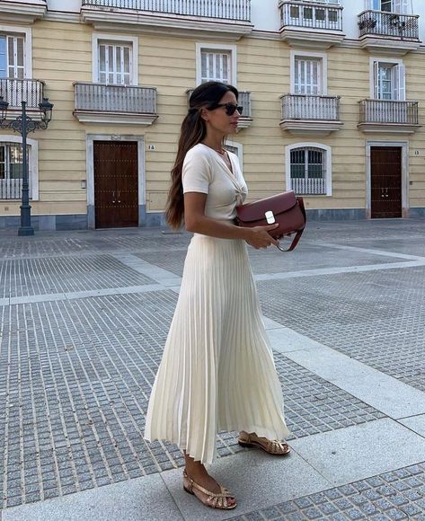 Soft Feminine Outfits, Elegant Summer Outfits, Conservative Outfits, Outfit Elegantes, Long Skirt Outfits, Chique Outfits, Europe Outfits, Italy Outfits, Stil Inspiration