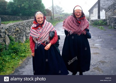 TWO women out walking on Inishere ware traditional coloured shawls Stock Photo: 47382657 - Alamy Historical Irish Clothing, Traditional Irish Clothing, Celtic Dress, Celtic Clothing, Irish Clothing, Aran Islands, Irish Mythology, Irish Style, Celtic Heritage