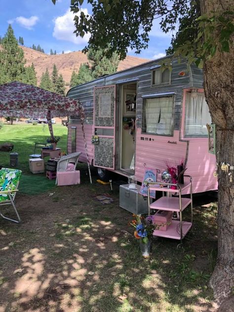 Aesthetic Trailer Interior, Trailer Outdoor Decor, Camper Exterior Decorating Ideas, Cute Trailer Homes, Cute Trailer, Cute Rv, Camper House, Vintage Trailer Decor, Shabby Chic Campers