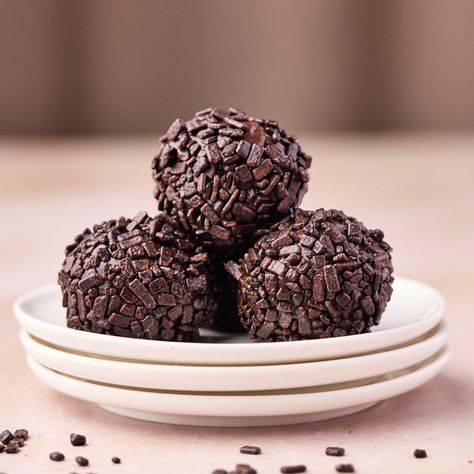 Brigadeiro - Easy Brazilian Chocolate Truffles | Bonni Bakery Best Banoffee Pie Recipe, Matilda Cake Recipe, Bonni Bakery, Fudge Balls, Brigadeiro Recipe, National Chocolate Cake Day, Banoffee Pie Recipe, Brazilian Chocolate, Best Chocolate Cupcakes