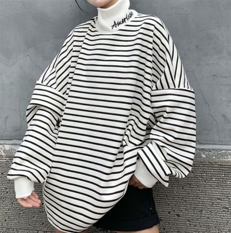 f337d999d9ad116a7b4f3d409fcc6480desc47901826ri T Shirt With Long Sleeve Underneath, Black White Sweater, Oversize Sweatshirt, Striped Sweatshirt, Oversize Women, Tomboy Style Outfits, Swaggy Outfits, Tomboy Fashion, Kawaii Clothes