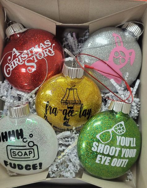 Homage Christmas Ornaments, Glitter Bulb Ornaments, Diy Bulb Ornaments, Diy Acrylic Ornaments Christmas, Christmas Things To Sell, Disc Ornaments Diy, Plastic Ornament Crafts, Christmas Gifts Cricut, Diy Vintage Christmas Ornaments