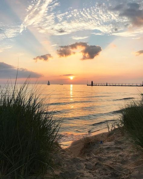 10 Inspiring Pictures of Lake Michigan | Michigan Aesthetic Sand, Drømme Liv, Michigan Summer, Michigan Beaches, Ocean Aesthetic, Lake Pictures, Sand And Water, Pretty Sky, Pure Michigan