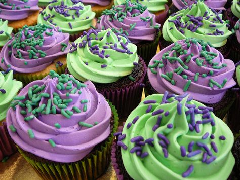 Purple & Green cupcakes by alliecat273, via Flickr Hulk Kids Party, Hulk Cupcakes, Incredible Hulk Birthday Party, Purple Dessert Tables, Hulk Birthday Cakes, Gender Reveal Food, Hulk 3, Purple Desserts, Hulk Birthday Parties