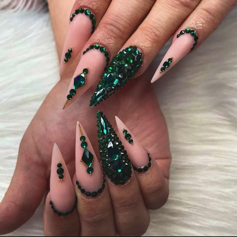 Bedazzled Nails, Emerald Green Nails, Stilleto Nails Designs, Emerald Nails, Fancy Nail Art, Valentines Day Nail, Dark Green Nails, Green Acrylic Nails, January Nails