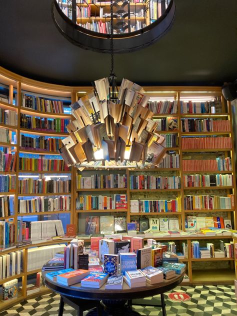 Bright Bookstore, Amiyah Core, Romance Bookstore, Bookshop Design, Bookstore Interior, Magical Bookstore, Dream Bookstore, Bookshop Ideas, Book Truck